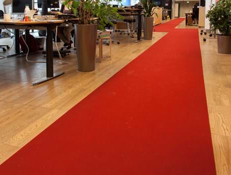 Fraster rød filt løber, DR byen